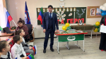 В школах Избербаша продолжают открываться Парты Героев