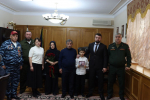 Глава Избербаша Расул Бакаев вручил Орден Мужества семье погибшего военнослужащего
