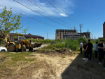 На улице Ушакова, ведущей к городскому пляжу,  прошел  субботник