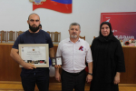 В преддверии Дня Государственного флага РФ в Избербаше вручили паспорта юным жителям и награды участникам гуманитарной помощи СВО