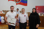 В преддверии Дня Государственного флага РФ в Избербаше вручили паспорта юным жителям и награды участникам гуманитарной помощи СВО